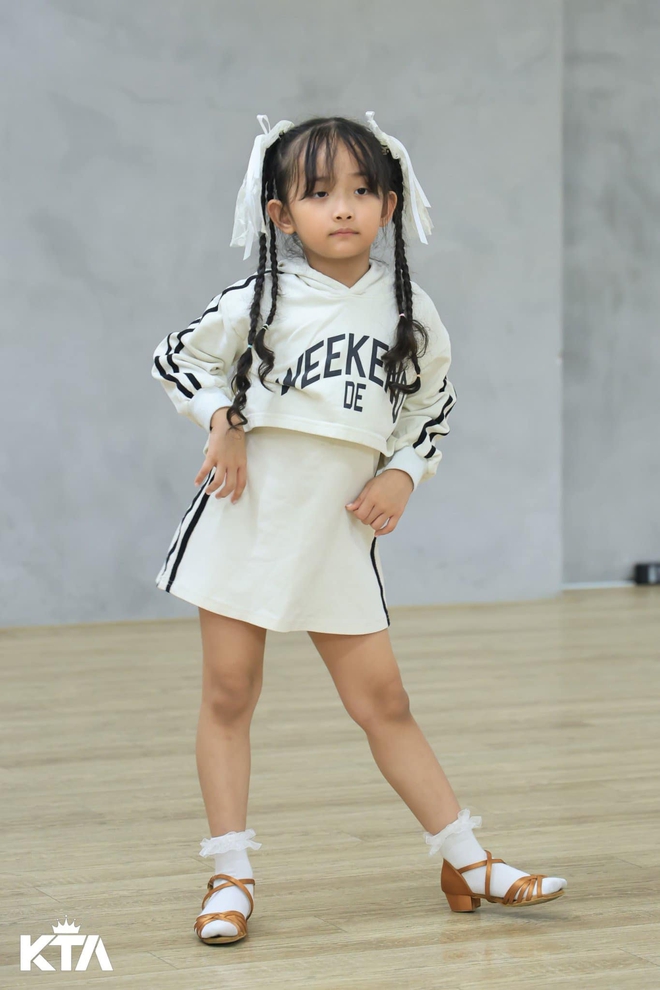 "Mợ chảnh" nhà Khánh Thi - Phan Hiển đời thường xinh yêu như công chúa, lên sàn nhảy lại khí chất đúng "con nhà nòi"- Ảnh 20. "Mợ chảnh" nhà Khánh Thi - Phan Hiển đời thường xinh yêu như công chúa, lên sàn nhảy lại khí chất đúng "con nhà nòi"- Ảnh 20.