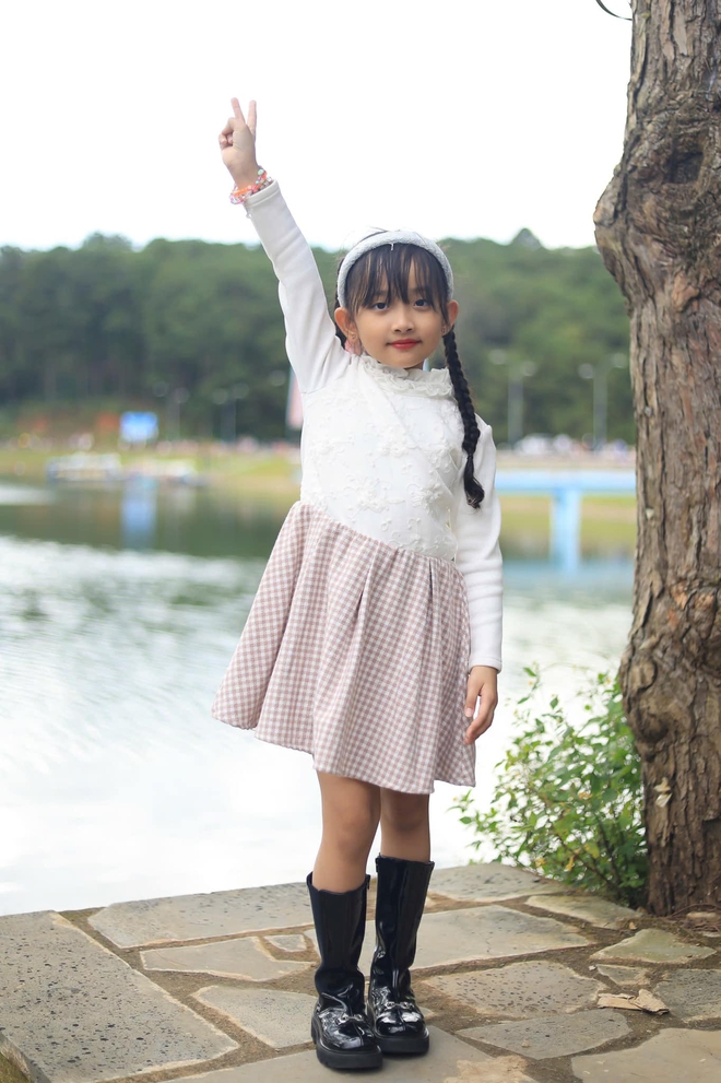 "Mợ chảnh" nhà Khánh Thi - Phan Hiển đời thường xinh yêu như công chúa, lên sàn nhảy lại khí chất đúng "con nhà nòi"- Ảnh 26. "Mợ chảnh" nhà Khánh Thi - Phan Hiển đời thường xinh yêu như công chúa, lên sàn nhảy lại khí chất đúng "con nhà nòi"- Ảnh 26.