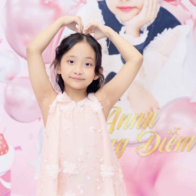 "Mợ chảnh" nhà Khánh Thi - Phan Hiển đời thường xinh yêu như công chúa, lên sàn nhảy lại khí chất đúng "con nhà nòi"- Ảnh 30. "Mợ chảnh" nhà Khánh Thi - Phan Hiển đời thường xinh yêu như công chúa, lên sàn nhảy lại khí chất đúng "con nhà nòi"- Ảnh 30.