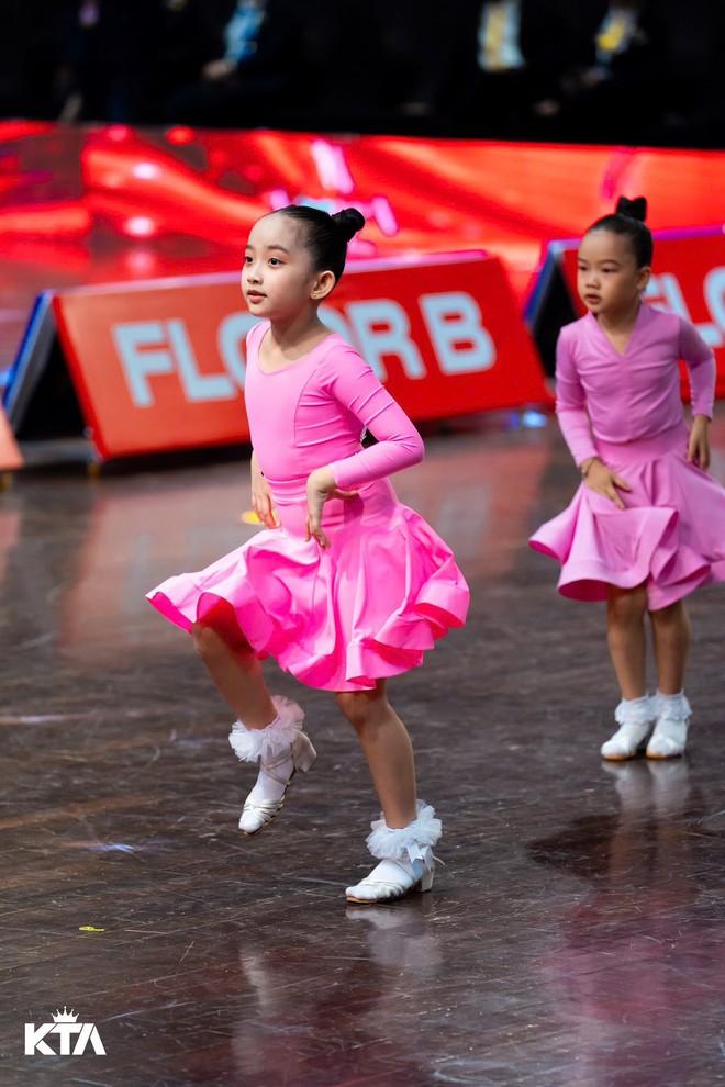 "Mợ chảnh" nhà Khánh Thi - Phan Hiển đời thường xinh yêu như công chúa, lên sàn nhảy lại khí chất đúng "con nhà nòi"- Ảnh 6. "Mợ chảnh" nhà Khánh Thi - Phan Hiển đời thường xinh yêu như công chúa, lên sàn nhảy lại khí chất đúng "con nhà nòi"- Ảnh 6.