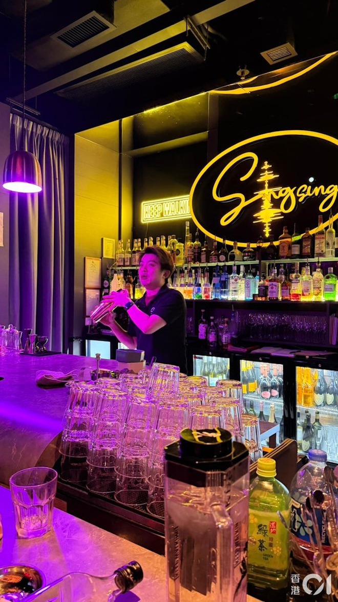 Sự hết thời của 1 ngôi sao: Từng nhận cả núi kịch bản, giờ làm bartender, quét rác đến phát tờ rơi kiếm sống- Ảnh 2.