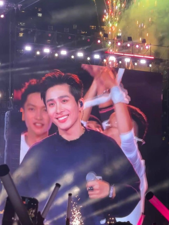 Vbiz mới có trai đẹp rất giống Kim Seon Ho, trừ chiều cao thì mọi thứ đều đỉnh!- Ảnh 1. Vbiz mới có trai đẹp rất giống Kim Seon Ho, trừ chiều cao thì mọi thứ đều đỉnh!- Ảnh 1.