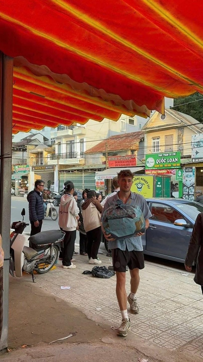 Khách Tây "hòa tan" khi cứu trợ miền Trung, dùng Google dịch nhắn gửi đến bà con bản địa- Ảnh 9.