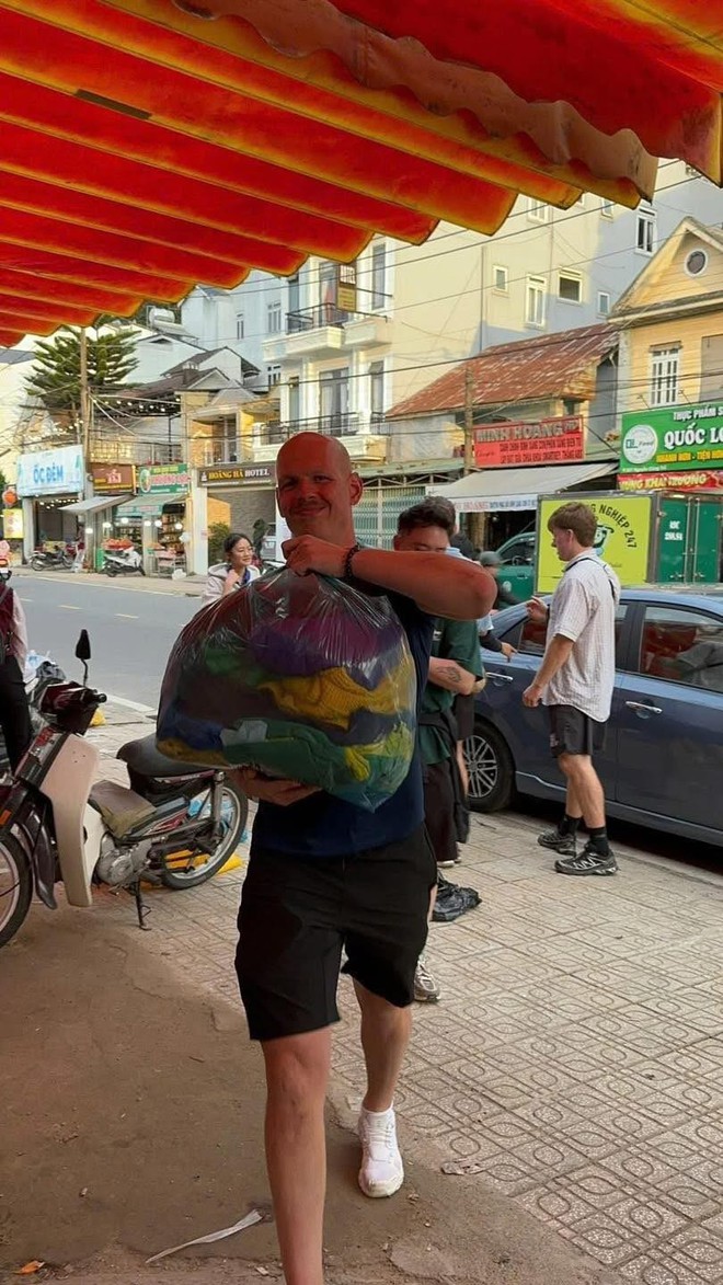 Khách Tây "hòa tan" khi cứu trợ miền Trung, dùng Google dịch nhắn gửi đến bà con bản địa- Ảnh 10.