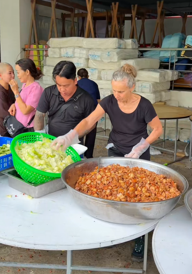 Khách Tây "hòa tan" khi cứu trợ miền Trung, dùng Google dịch nhắn gửi đến bà con bản địa- Ảnh 5.