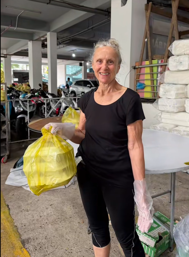 Khách Tây "hòa tan" khi cứu trợ miền Trung, dùng Google dịch nhắn gửi đến bà con bản địa- Ảnh 4.