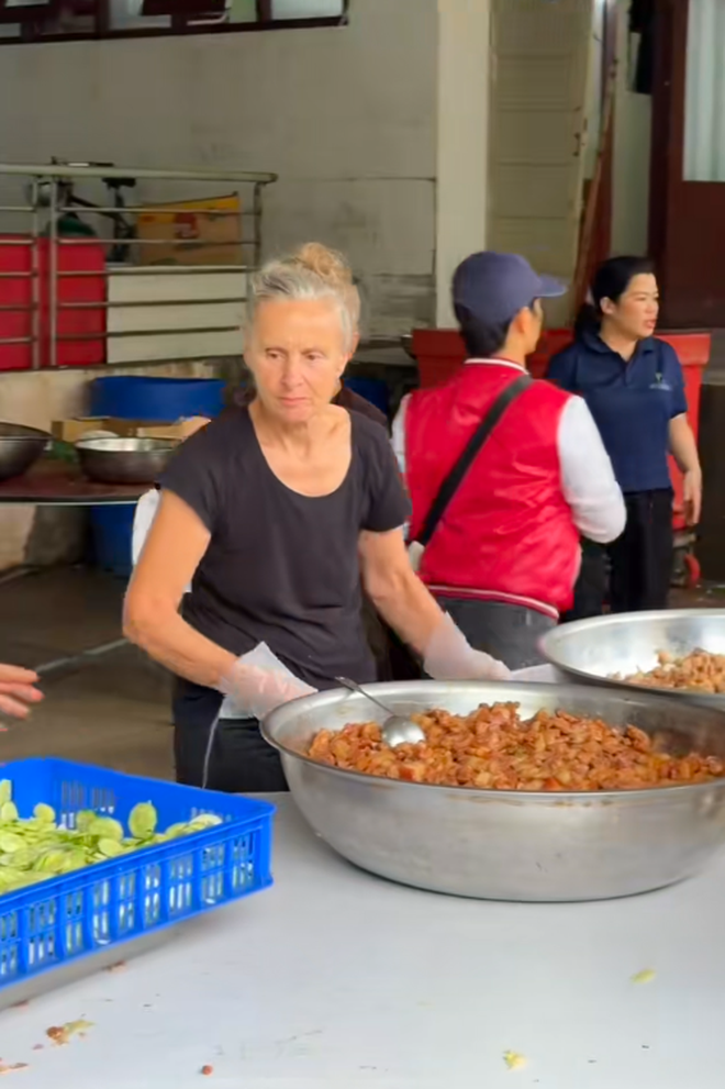 Khách Tây "hòa tan" khi cứu trợ miền Trung, dùng Google dịch nhắn gửi đến bà con bản địa- Ảnh 3.