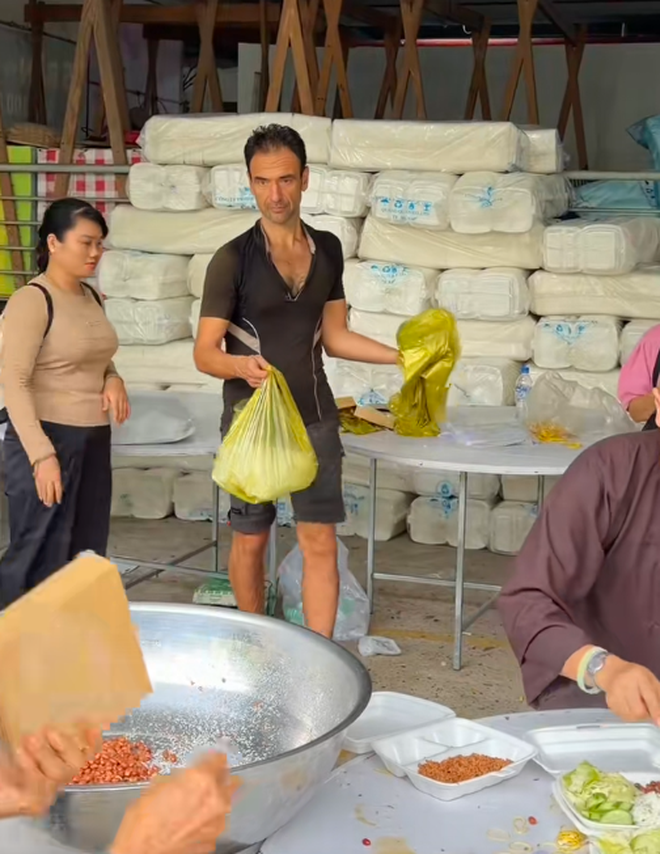 Khách Tây "hòa tan" khi cứu trợ miền Trung, dùng Google dịch nhắn gửi đến bà con bản địa- Ảnh 2.