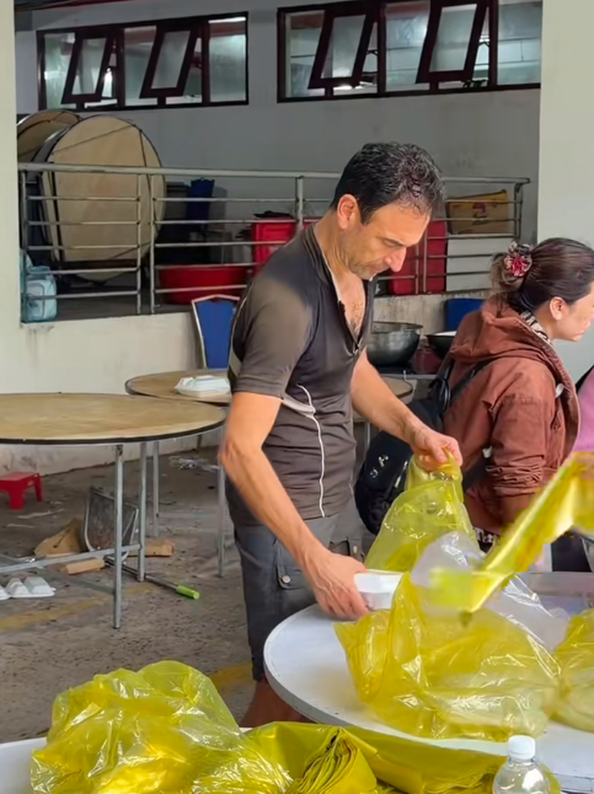 Khách Tây "hòa tan" khi cứu trợ miền Trung, dùng Google dịch nhắn gửi đến bà con bản địa- Ảnh 1.