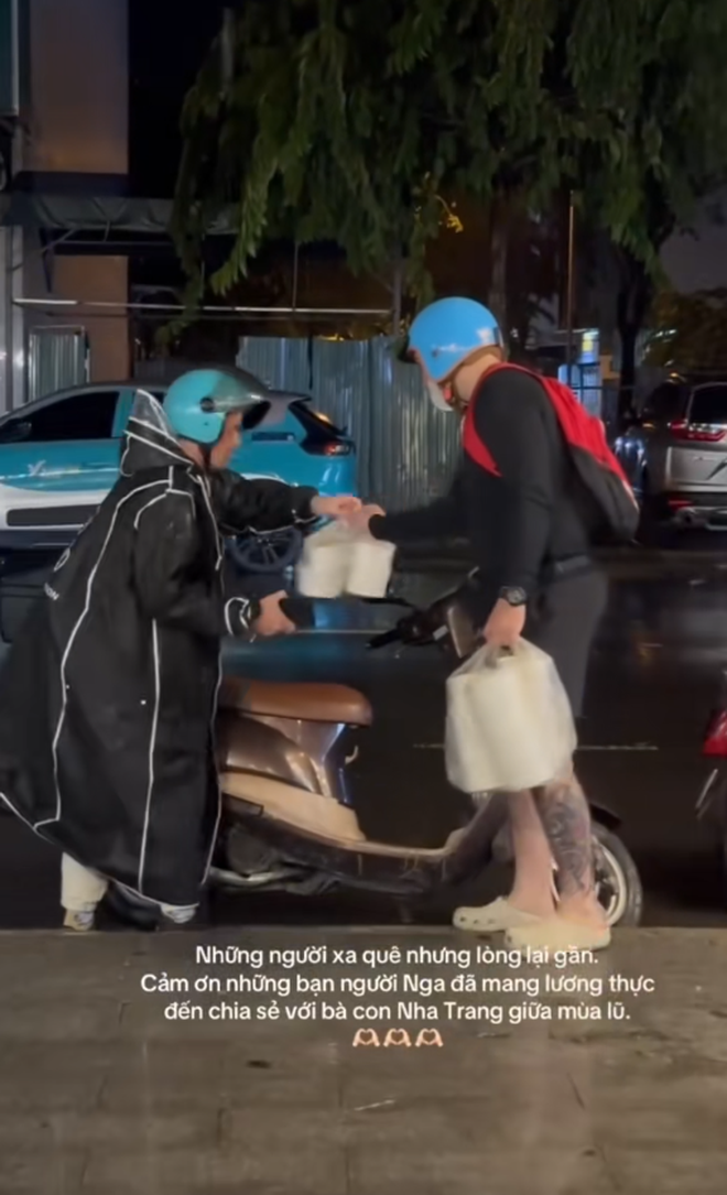 Khách Tây "hòa tan" khi cứu trợ miền Trung, dùng Google dịch nhắn gửi đến bà con bản địa- Ảnh 12.