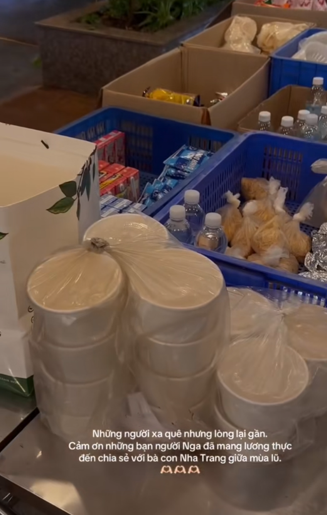 Khách Tây "hòa tan" khi cứu trợ miền Trung, dùng Google dịch nhắn gửi đến bà con bản địa- Ảnh 13.