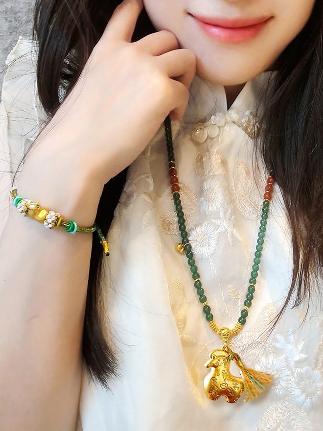 Vòng tay con giáp, mặt dây chuyền tuổi mình: Mẹo nhỏ để chị em “đổi gió” tài vận cuối năm- Ảnh 3.