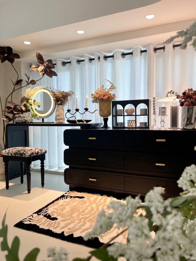 Bàn trang điểm đặt ở đâu trong phòng ngủ cho hợp phong thủy? Bí kíp giúp chị em sắp xếp lại góc riêng- Ảnh 1.