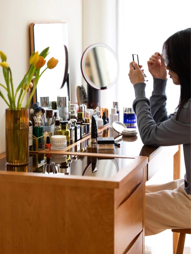 Bàn trang điểm đặt ở đâu trong phòng ngủ cho hợp phong thủy? Bí kíp giúp chị em sắp xếp lại góc riêng- Ảnh 3.