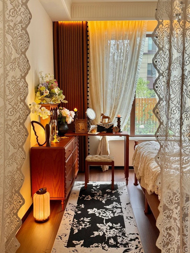 Bàn trang điểm đặt ở đâu trong phòng ngủ cho hợp phong thủy? Bí kíp giúp chị em sắp xếp lại góc riêng- Ảnh 2.