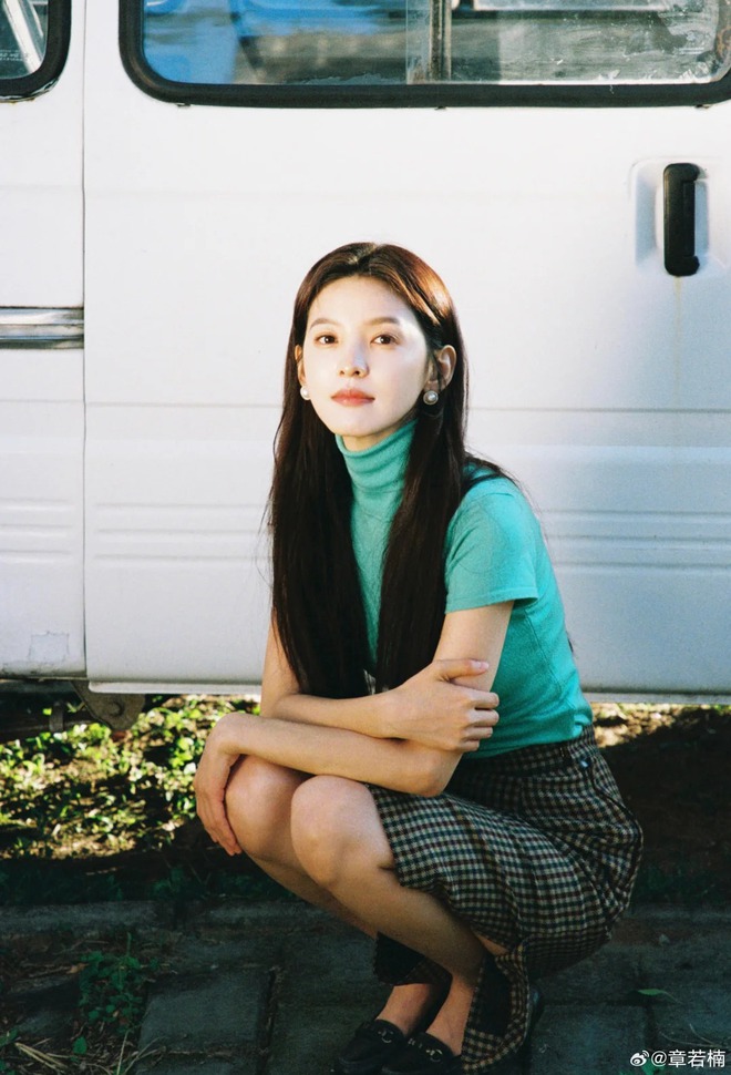 Nhìn Chương Nhược Nam mặc áo xanh ngọc lam mà mê: Gam màu cực may mắn cho 3 con giáp sau nếu biết tận dụng- Ảnh 12. Nhìn Chương Nhược Nam mặc áo xanh ngọc lam mà mê: Gam màu cực may mắn cho 3 con giáp sau nếu biết tận dụng- Ảnh 12.