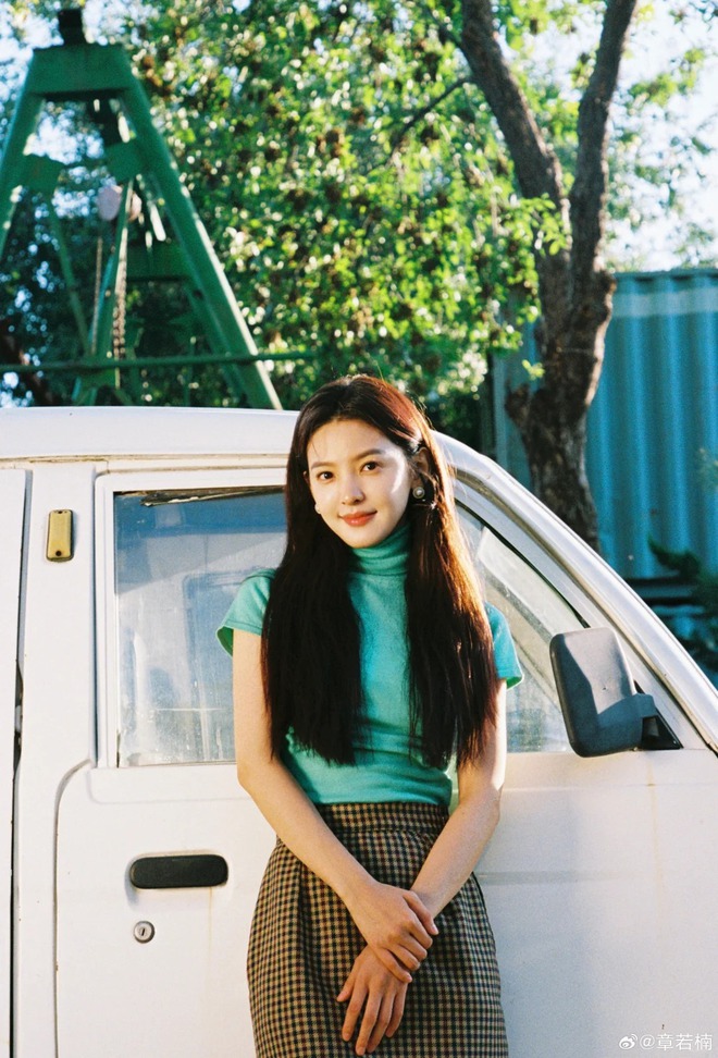 Nhìn Chương Nhược Nam mặc áo xanh ngọc lam mà mê: Gam màu cực may mắn cho 3 con giáp sau nếu biết tận dụng- Ảnh 11. Nhìn Chương Nhược Nam mặc áo xanh ngọc lam mà mê: Gam màu cực may mắn cho 3 con giáp sau nếu biết tận dụng- Ảnh 11.