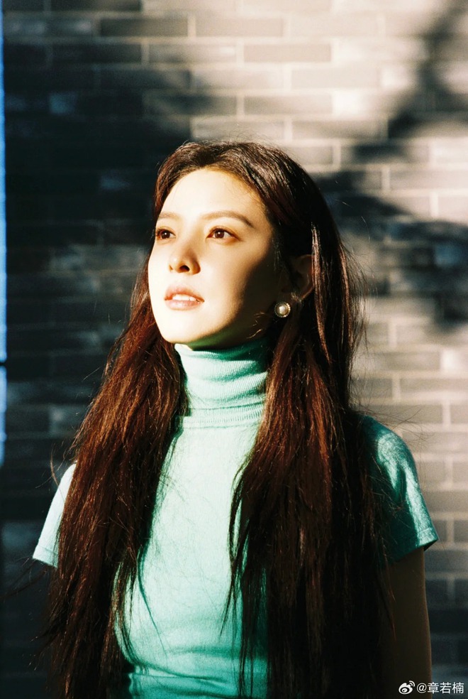 Nhìn Chương Nhược Nam mặc áo xanh ngọc lam mà mê: Gam màu cực may mắn cho 3 con giáp sau nếu biết tận dụng- Ảnh 9. Nhìn Chương Nhược Nam mặc áo xanh ngọc lam mà mê: Gam màu cực may mắn cho 3 con giáp sau nếu biết tận dụng- Ảnh 9.