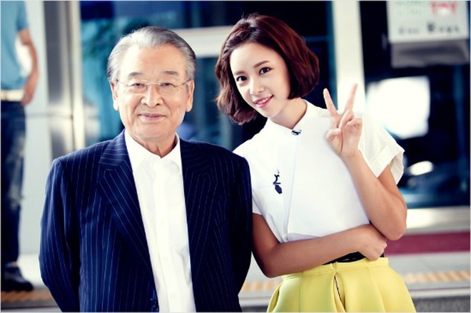 Cả showbiz đến viếng "ông nội quốc dân": Choi Ji Woo khóc xé lòng, Song Seung Hun - Kim Yoo Jung thất thần- Ảnh 10. Cả showbiz đến viếng "ông nội quốc dân": Choi Ji Woo khóc xé lòng, Song Seung Hun - Kim Yoo Jung thất thần- Ảnh 10.