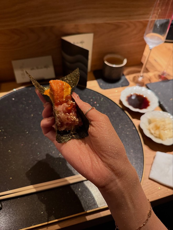 Diệp Lâm Anh và tình mới Đức Phạm cùng mê 1 quán omakase được mệnh danh "chốn riêng của sao Việt"- Ảnh 7. Diệp Lâm Anh và tình mới Đức Phạm cùng mê 1 quán omakase được mệnh danh "chốn riêng của sao Việt"- Ảnh 7.