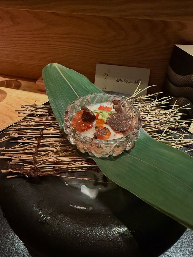 Diệp Lâm Anh và tình mới Đức Phạm cùng mê 1 quán omakase được mệnh danh "chốn riêng của sao Việt"- Ảnh 10. Diệp Lâm Anh và tình mới Đức Phạm cùng mê 1 quán omakase được mệnh danh "chốn riêng của sao Việt"- Ảnh 10.