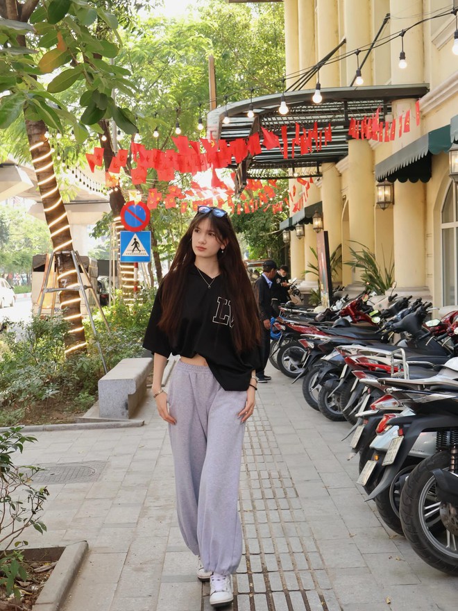 Em gái chân dài của thủ môn Lâm Tây lại gây sốt: Visual hotgirl, nụ cười "đốn tim", vòng eo phẳng lì nhìn thích mê!- Ảnh 4. Em gái chân dài của thủ môn Lâm Tây lại gây sốt: Visual hotgirl, nụ cười "đốn tim", vòng eo phẳng lì nhìn thích mê!- Ảnh 4.