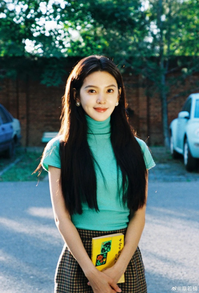 Nhìn Chương Nhược Nam mặc áo xanh ngọc lam mà mê: Gam màu cực may mắn cho 3 con giáp sau nếu biết tận dụng- Ảnh 8. Nhìn Chương Nhược Nam mặc áo xanh ngọc lam mà mê: Gam màu cực may mắn cho 3 con giáp sau nếu biết tận dụng- Ảnh 8.