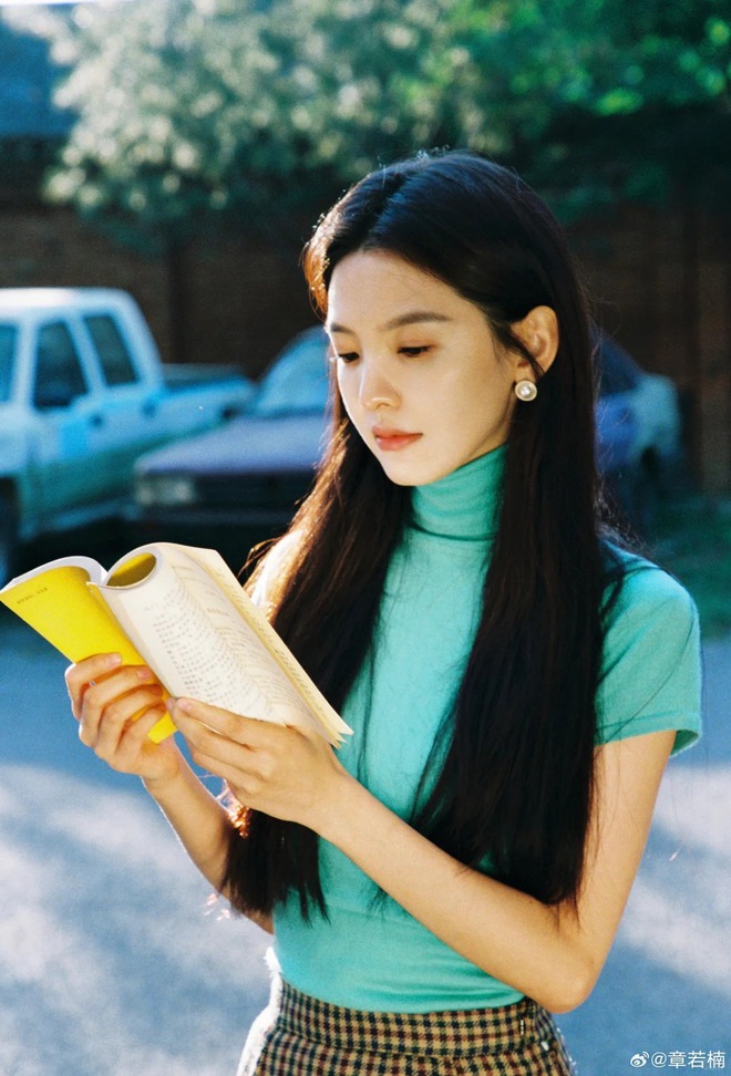 Nhìn Chương Nhược Nam mặc áo xanh ngọc lam mà mê: Gam màu cực may mắn cho 3 con giáp sau nếu biết tận dụng- Ảnh 7. Nhìn Chương Nhược Nam mặc áo xanh ngọc lam mà mê: Gam màu cực may mắn cho 3 con giáp sau nếu biết tận dụng- Ảnh 7.