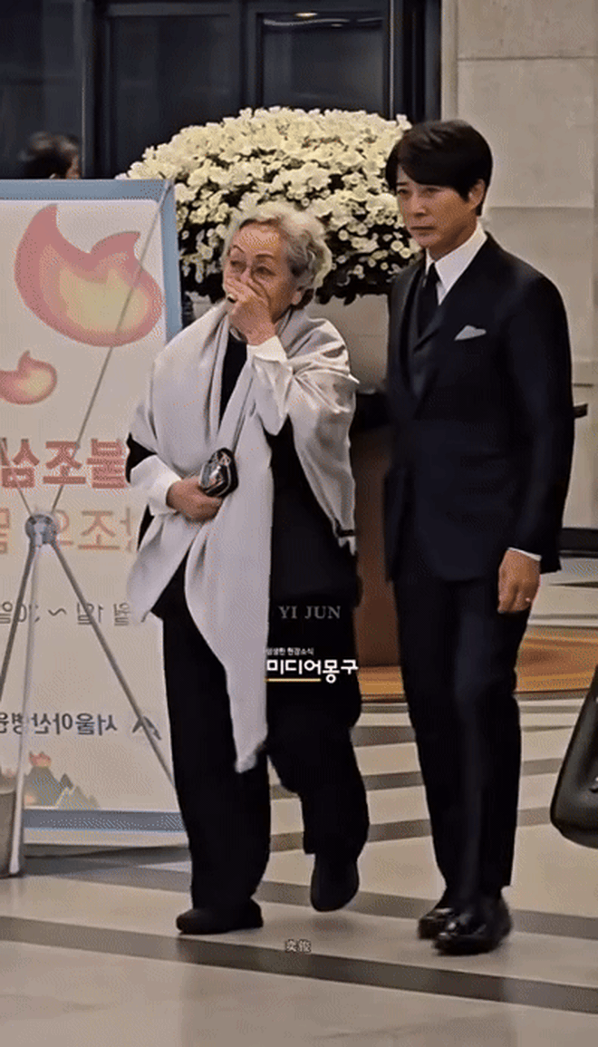 Cả showbiz đến viếng "ông nội quốc dân": Choi Ji Woo khóc xé lòng, Song Seung Hun - Kim Yoo Jung thất thần- Ảnh 3. Cả showbiz đến viếng "ông nội quốc dân": Choi Ji Woo khóc xé lòng, Song Seung Hun - Kim Yoo Jung thất thần- Ảnh 3.