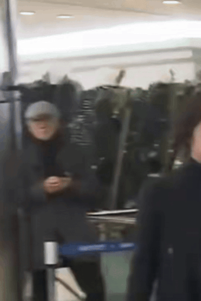 Cả showbiz đến viếng "ông nội quốc dân": Choi Ji Woo khóc xé lòng, Song Seung Hun - Kim Yoo Jung thất thần- Ảnh 9. Cả showbiz đến viếng "ông nội quốc dân": Choi Ji Woo khóc xé lòng, Song Seung Hun - Kim Yoo Jung thất thần- Ảnh 9.