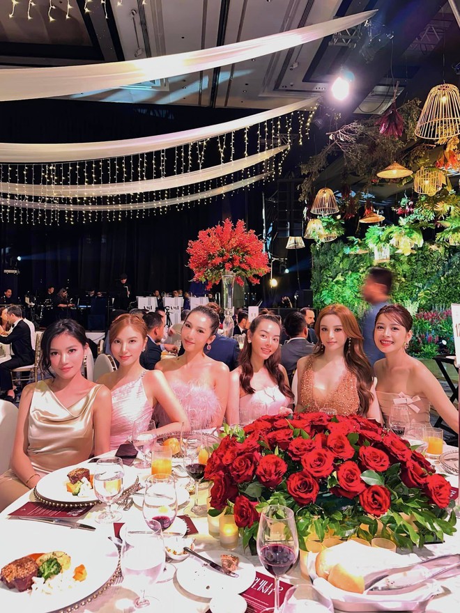 Cùng làm cô dâu nhưng Tiên Nguyễn được nhà tỷ phú "phá lệ" làm 1 điều mà Hà Tăng, Linh Rin bị cấm- Ảnh 11. Cùng làm cô dâu nhưng Tiên Nguyễn được nhà tỷ phú "phá lệ" làm 1 điều mà Hà Tăng, Linh Rin bị cấm- Ảnh 11.