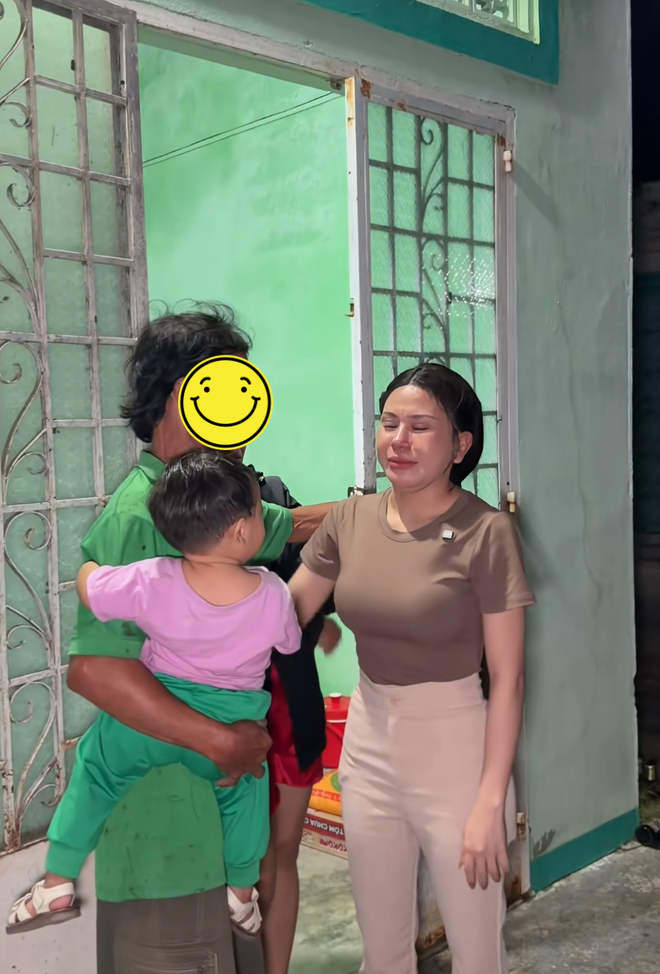 Ồn ào từ thiện của TikToker phát ngôn chói tai "5 hay 10 triệu cũng không giúp được ai"- Ảnh 3. Ồn ào từ thiện của TikToker phát ngôn chói tai "5 hay 10 triệu cũng không giúp được ai"- Ảnh 3.