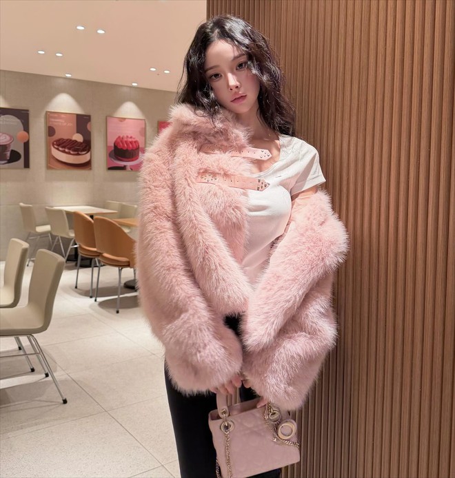 Một hot girl mạng lộ video mặt thật, netizen khuyên dừng ngay việc chỉnh sửa- Ảnh 13. Một hot girl mạng lộ video mặt thật, netizen khuyên dừng ngay việc chỉnh sửa- Ảnh 13.