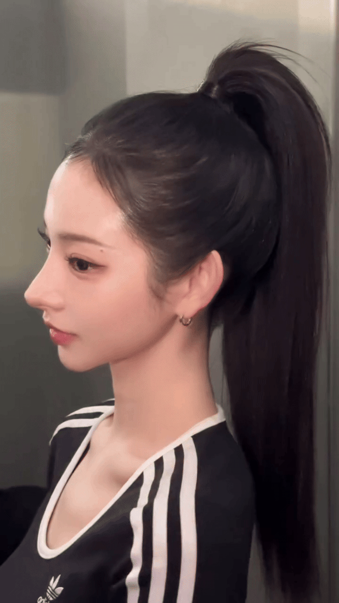 Một hot girl mạng lộ video mặt thật, netizen khuyên dừng ngay việc chỉnh sửa- Ảnh 1. Một hot girl mạng lộ video mặt thật, netizen khuyên dừng ngay việc chỉnh sửa- Ảnh 1.