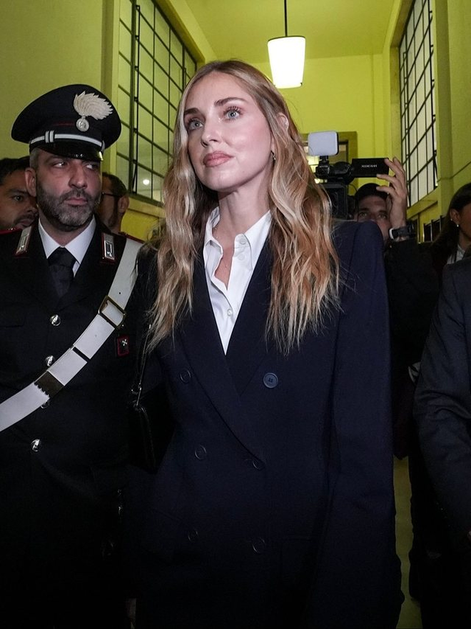 Vẻ mặt nhởn nhơ đến lạnh người của ngôi sao sắp đi tù vì ăn chặn tiền từ thiện- Ảnh 3. Vẻ mặt nhởn nhơ đến lạnh người của ngôi sao sắp đi tù vì ăn chặn tiền từ thiện- Ảnh 3.