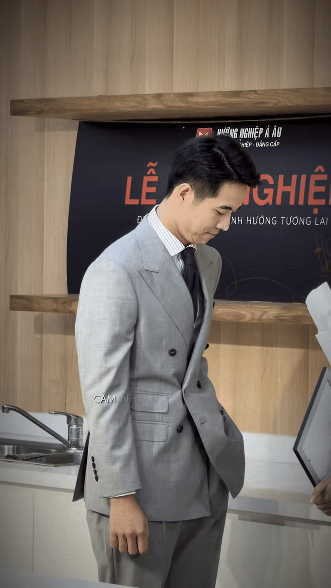 Nam thần phim giờ vàng bỏ tóc xoăn, từ "con bác Bơ" thành Song Joong Ki ngay được- Ảnh 1. Nam thần phim giờ vàng bỏ tóc xoăn, từ "con bác Bơ" thành Song Joong Ki ngay được- Ảnh 1.