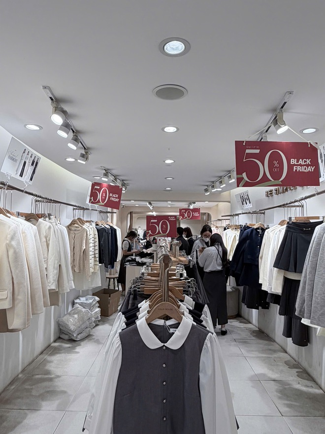 Tình hình BLACK FRIDAY năm nay: Quần áo rẻ đậm sâu, chất lượng gây tò mò- Ảnh 4. Tình hình BLACK FRIDAY năm nay: Quần áo rẻ đậm sâu, chất lượng gây tò mò- Ảnh 4.
