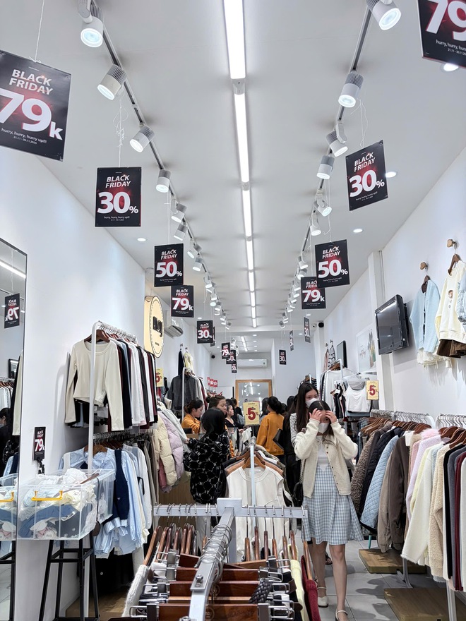 Tình hình BLACK FRIDAY năm nay: Quần áo rẻ đậm sâu, chất lượng gây tò mò- Ảnh 3. Tình hình BLACK FRIDAY năm nay: Quần áo rẻ đậm sâu, chất lượng gây tò mò- Ảnh 3.