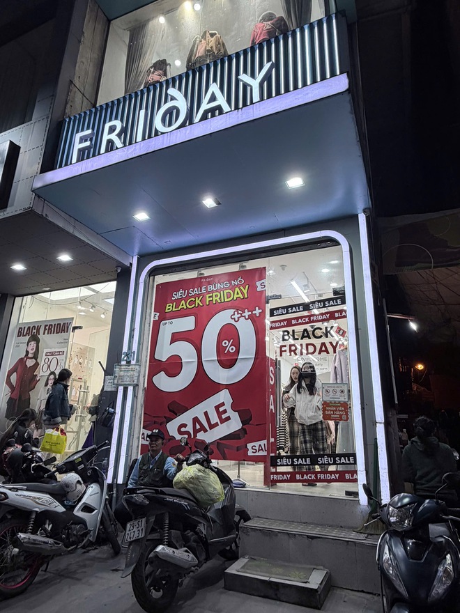 Tình hình BLACK FRIDAY năm nay: Quần áo rẻ đậm sâu, chất lượng gây tò mò- Ảnh 1. Tình hình BLACK FRIDAY năm nay: Quần áo rẻ đậm sâu, chất lượng gây tò mò- Ảnh 1.