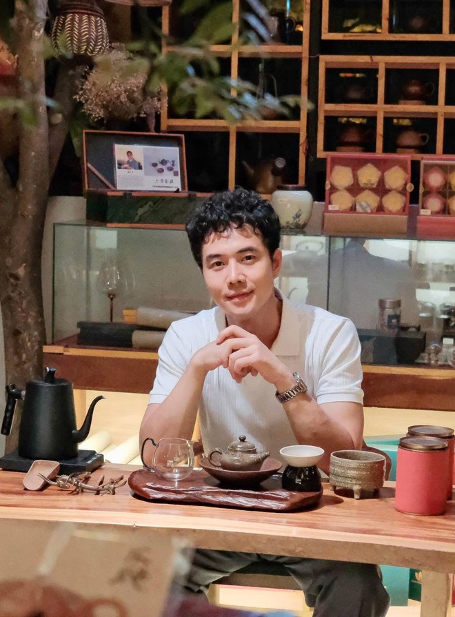 Nam thần phim giờ vàng bỏ tóc xoăn, từ "con bác Bơ" thành Song Joong Ki ngay được- Ảnh 11. Nam thần phim giờ vàng bỏ tóc xoăn, từ "con bác Bơ" thành Song Joong Ki ngay được- Ảnh 11.