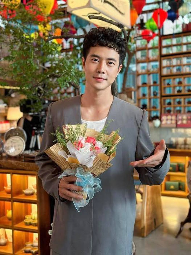 Nam thần phim giờ vàng bỏ tóc xoăn, từ "con bác Bơ" thành Song Joong Ki ngay được- Ảnh 8. Nam thần phim giờ vàng bỏ tóc xoăn, từ "con bác Bơ" thành Song Joong Ki ngay được- Ảnh 8.