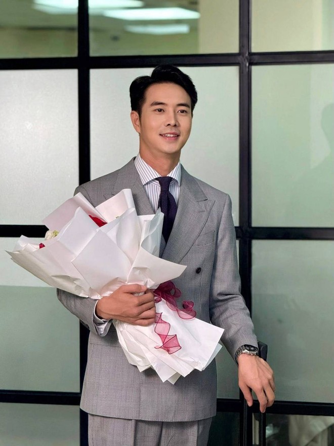 Nam thần phim giờ vàng bỏ tóc xoăn, từ "con bác Bơ" thành Song Joong Ki ngay được- Ảnh 3. Nam thần phim giờ vàng bỏ tóc xoăn, từ "con bác Bơ" thành Song Joong Ki ngay được- Ảnh 3.