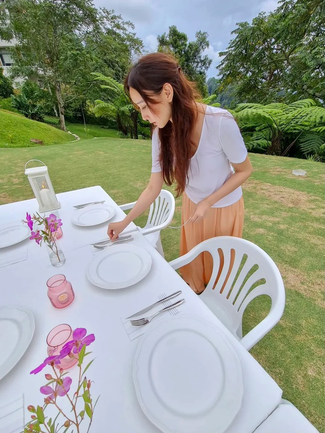 Biệt thự như resort của Hồ Tịnh: Nhà trong mơ giữa rừng nhiệt đới, chồng giàu lại chiều vợ hết mức- Ảnh 8. Biệt thự như resort của Hồ Tịnh: Nhà trong mơ giữa rừng nhiệt đới, chồng giàu lại chiều vợ hết mức- Ảnh 8.