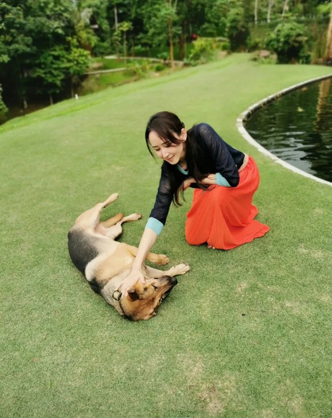 Biệt thự như resort của Hồ Tịnh: Nhà trong mơ giữa rừng nhiệt đới, chồng giàu lại chiều vợ hết mức- Ảnh 7. Biệt thự như resort của Hồ Tịnh: Nhà trong mơ giữa rừng nhiệt đới, chồng giàu lại chiều vợ hết mức- Ảnh 7.