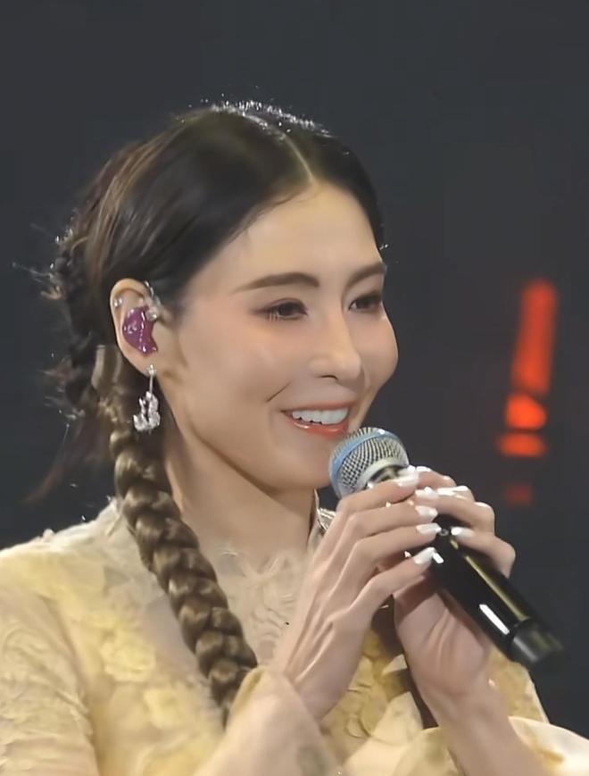 Trương Bá Chi đang làm gì với gương mặt của mình vậy?- Ảnh 5. Trương Bá Chi đang làm gì với gương mặt của mình vậy?- Ảnh 5.