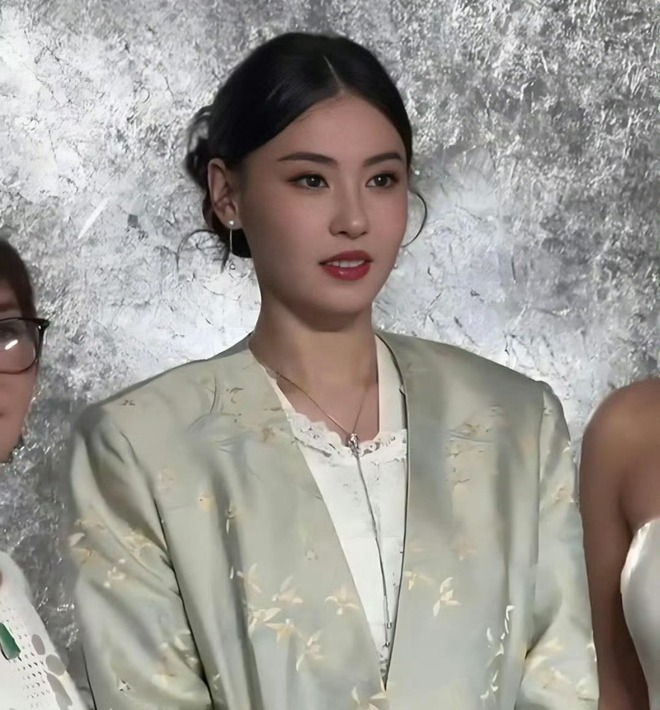 Trương Bá Chi đang làm gì với gương mặt của mình vậy?- Ảnh 4. Trương Bá Chi đang làm gì với gương mặt của mình vậy?- Ảnh 4.