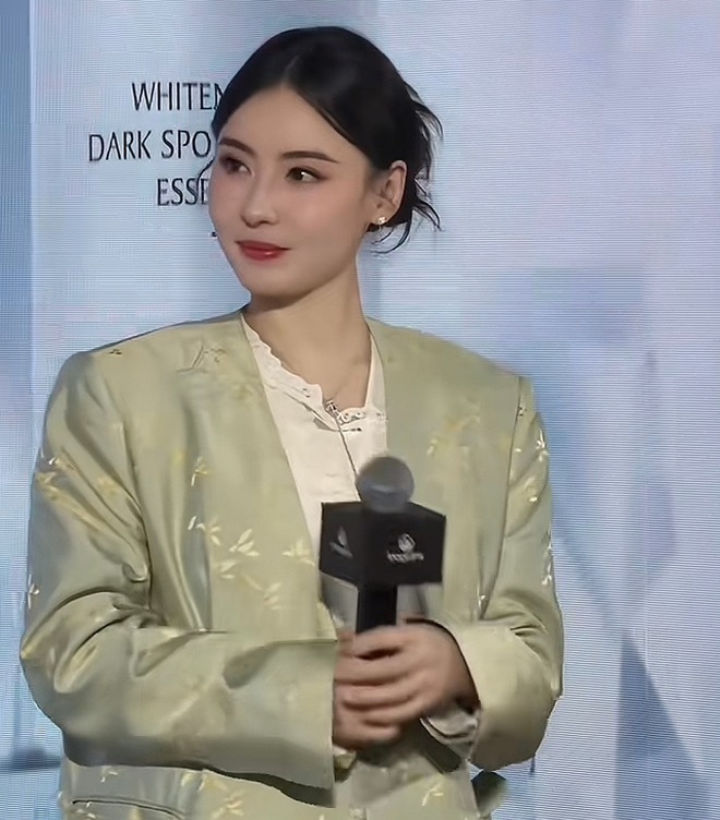 Trương Bá Chi đang làm gì với gương mặt của mình vậy?- Ảnh 3. Trương Bá Chi đang làm gì với gương mặt của mình vậy?- Ảnh 3.