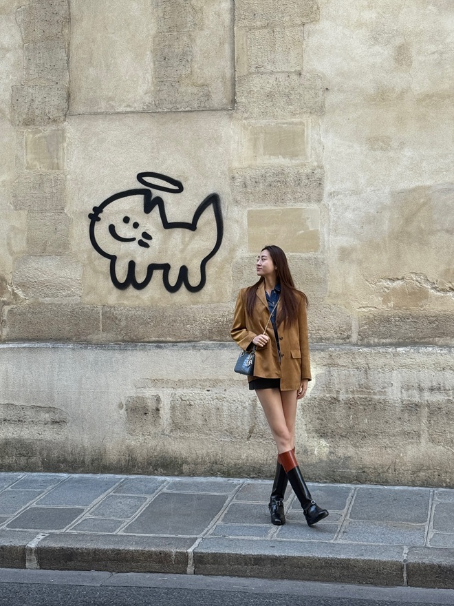 Chỉ cần sắm theo 4 kiểu áo khoác yêu thích của các mỹ nhân Việt, chị em sẽ mặc đẹp suốt mùa đông- Ảnh 4. Chỉ cần sắm theo 4 kiểu áo khoác yêu thích của các mỹ nhân Việt, chị em sẽ mặc đẹp suốt mùa đông- Ảnh 4.