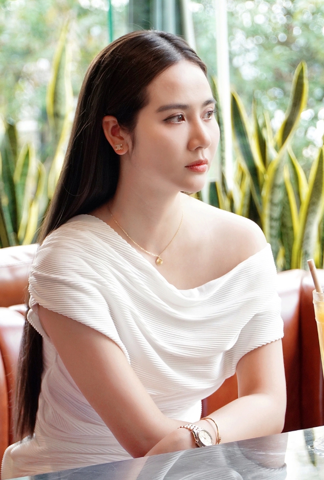 Hồng Diễm với Huyền Lizzie: Ai mới là người đẹp nhất VTV?- Ảnh 2.