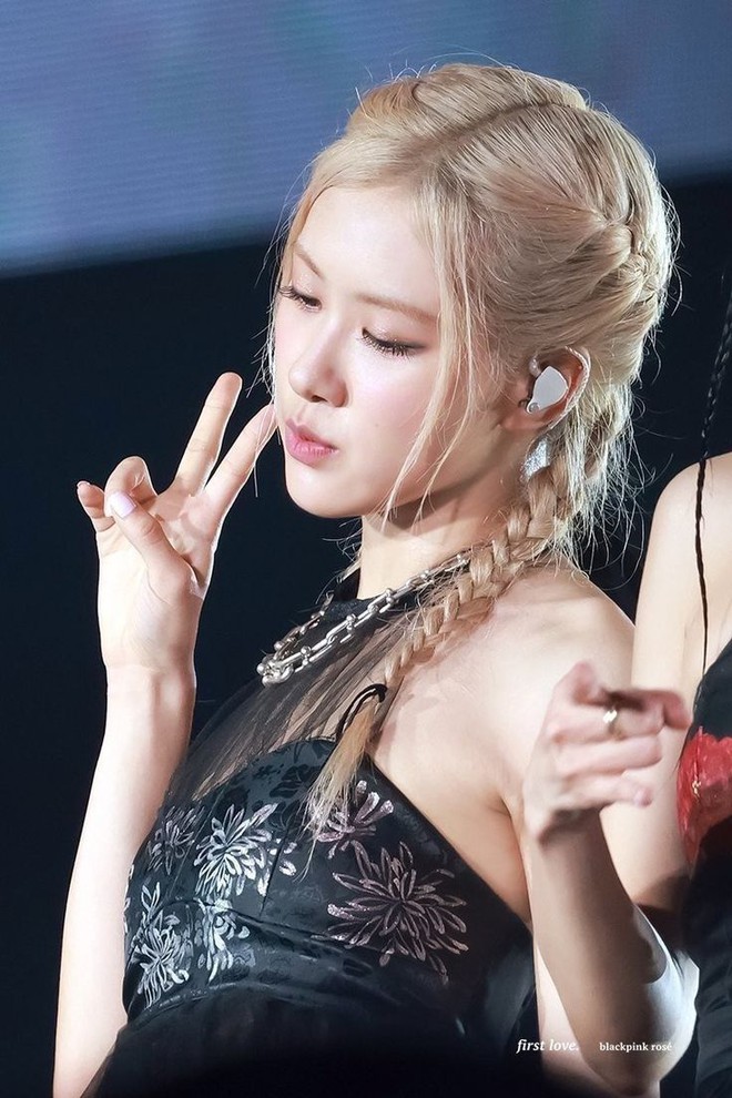 Mái tóc xơ xác thảm hại của Rosé- Ảnh 3. Mái tóc xơ xác thảm hại của Rosé- Ảnh 3.